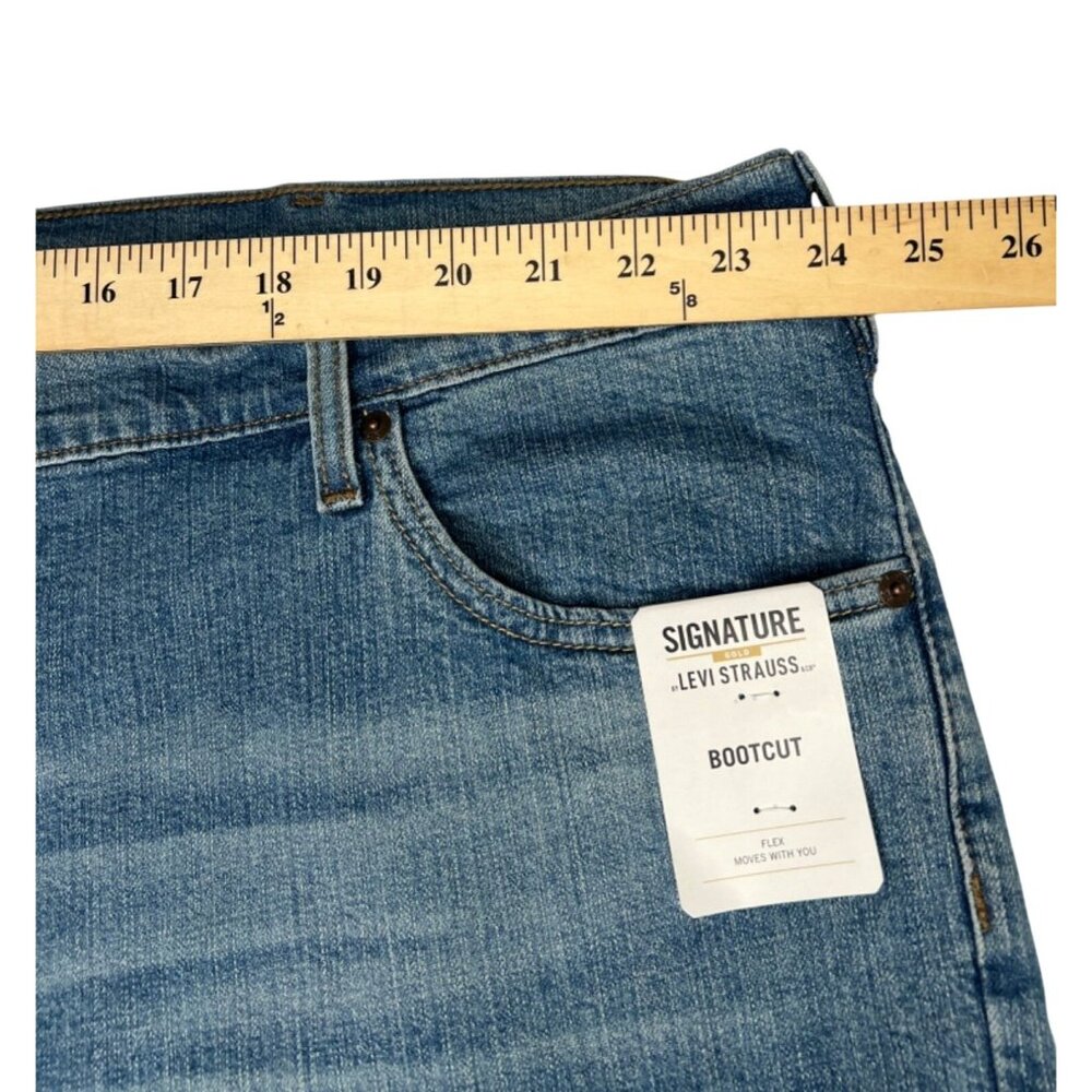 Signature Levi Strauss & Co. Mens Bootcut Jeans Blue Light Wash Denim 48/30 - Picture 5 of 13